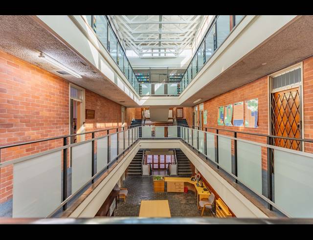 1,670M² BUSINESS CENTRE FOR SALE IN ESSENWOOD
